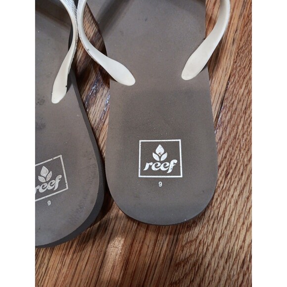 REEF WOMEN's SIZE 9 FLIP FLOPS, TAUPE‎ & METALIC WHITE - Picture 6 of 7